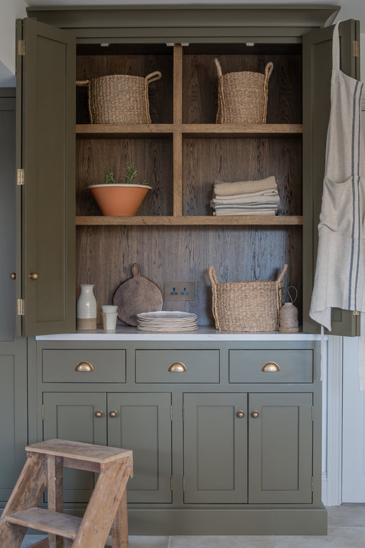 Why green cabinetry and warm brass work – Hendel and Hendel USA